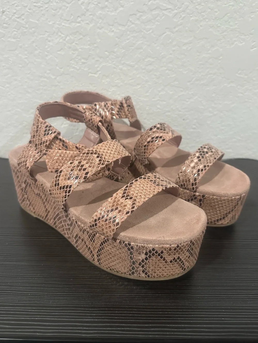 ! Qupid Snake-Print Platform Sandals in blush pink / light Tan size 8
